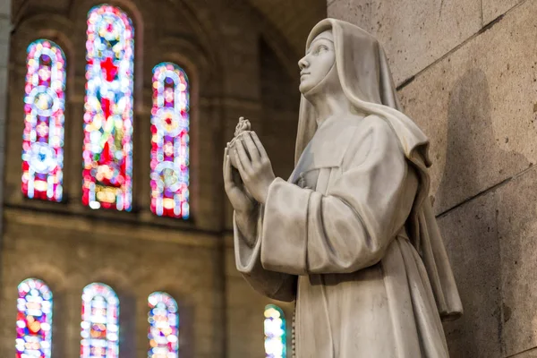 Paris, Fransa, 26 Mart 2017: İç Roma Katolik Kilisesi ve küçük Sacre-Coeur Bazilikası'na — Stok fotoğraf