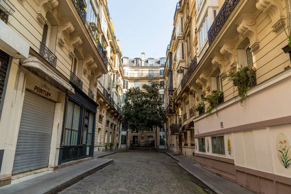 Paris, France, March 26, 2017: View on narrow cobbled street among traditional parisian buildings in Paris, France. — Stock Photo, Image