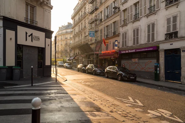 Παρίσι, Γαλλία, 27 Μαρτίου 2017: Προβολή σε στενό λιθόστρωτο δρόμο ανάμεσα σε παραδοσιακή παριζιάνικη κτίρια στο Παρίσι, Γαλλία. — Φωτογραφία Αρχείου