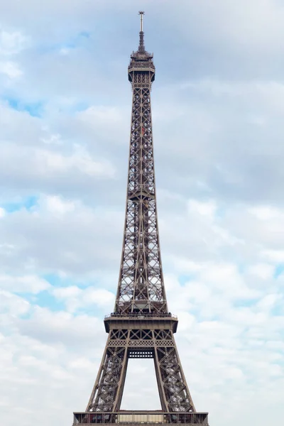 Torre Eiffel contro cielo nuvoloso — Foto Stock