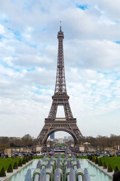 Eiffelturm gegen bewölkten Himmel — Stockfoto