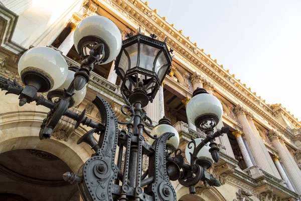 Parijs vintage lantaarn op de achtergrond van de gebouwen — Stockfoto