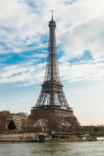 Der eiffelturm von der Seine in paris — Stockfoto