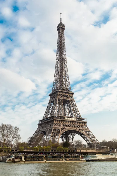 The Eiffel tower from the river Seine in Paris — Stock Photo, Image