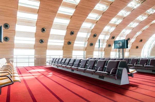 Zona de espera de la terminal del aeropuerto vacía con sillas — Foto de Stock