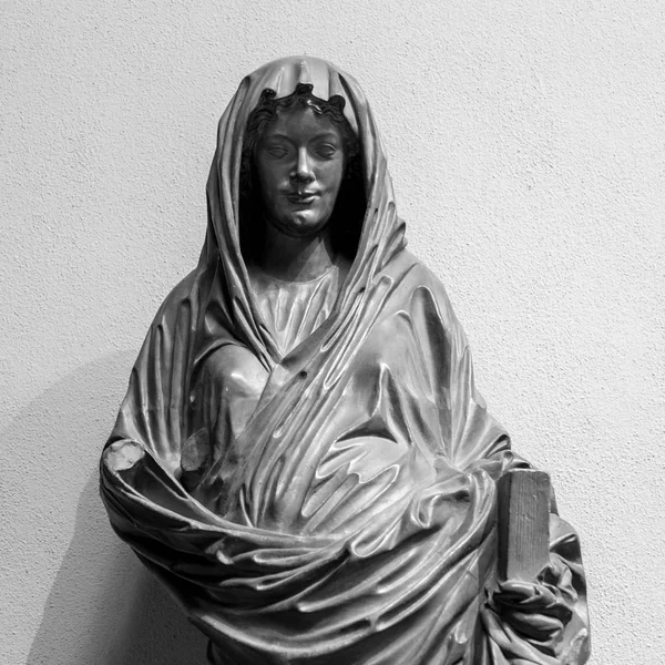 Tête de jeune femme en marbre blanc — Photo