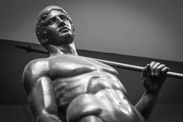 Mızrak insan kusursuz bir beden ile eski erkek heykeli — Stok fotoğraf