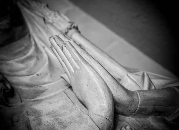 Mujer manos rezando escultura antigua —  Fotos de Stock