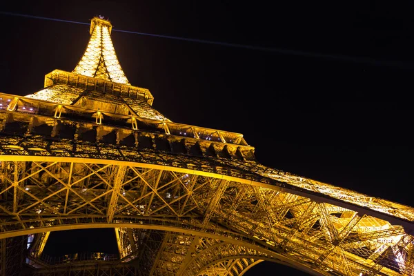Paris, Frankreich, 28. März 2017: Eiffelturm in Paris bei Nacht — Stockfoto