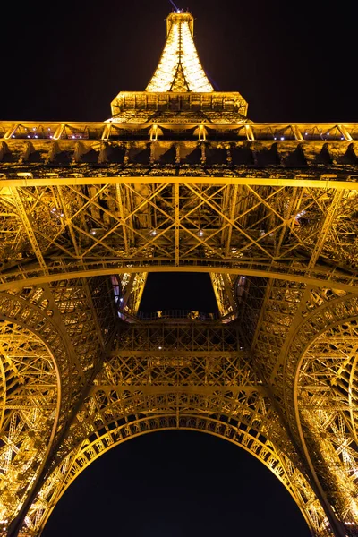 Paris, Frankreich, 28. März 2017: Eiffelturm in Paris bei Nacht — Stockfoto