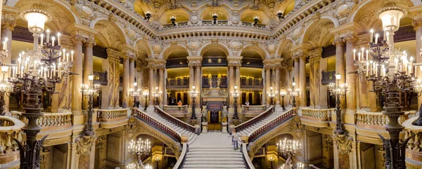 Paris, França, 31 de março de 2017: Vista interior da Ópera Nacional de Paris Garnier, França. Foi construído de 1861 a 1875 para a Ópera de Paris — Fotografia de Stock