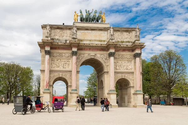 Paříž, Francie, 31 března 2017: The Arc de Triomphe du Carrousel je vítězný oblouk v Paříži, se nachází v Place du Carrousel — Stock fotografie