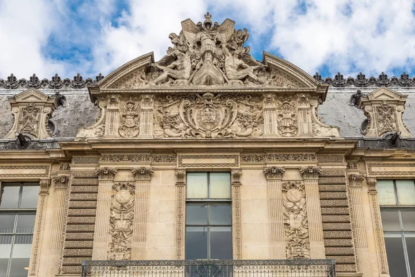 Szczegóły architektoniczne elewacji Muzeum Louvre — Zdjęcie stockowe