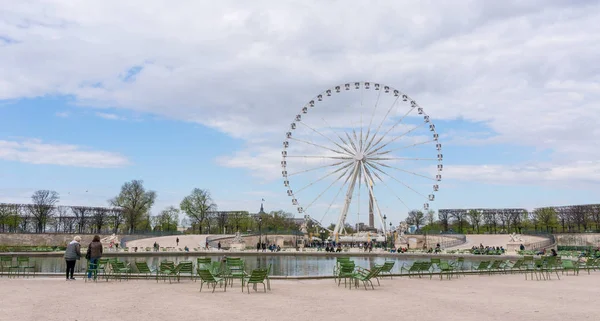 Landskap av Tuilerierna med pariserhjul i Paris. Tuilerierna ligger en offentlig trädgård som ligger mellan Louvren och Place de la Concorde — Stockfoto