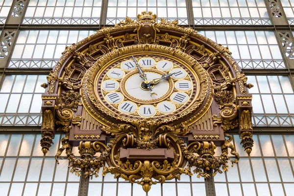 Paris, France, 28 mars 2017 : Horloge dorée du musée DOrsay.Le musée dOrsay est un musée à Paris, sur la rive gauche de la Seine — Photo