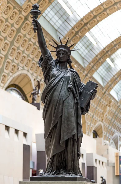 Paris, Fransa, 28 Şubat 2017: Orsay Müzesi, Paris, Fransa, Özgürlük Anıtı'nın Fransız heykeltraş Bartholdi tarafından bronz bir kopyasını standları — Stok fotoğraf
