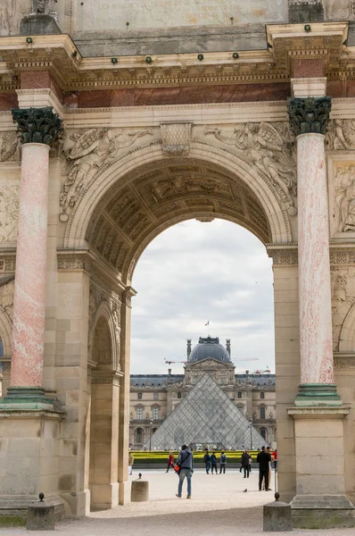 París, Francia, 28 de marzo de 2017: El Arco del Triunfo del Carrousel es un arco triunfal en París, situado en la Plaza del Carrousel — Foto de Stock