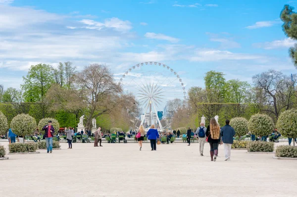 Landskap av Tuilerierna med pariserhjul i Paris. Tuilerierna ligger en offentlig trädgård som ligger mellan Louvren och Place de la Concorde — Stockfoto