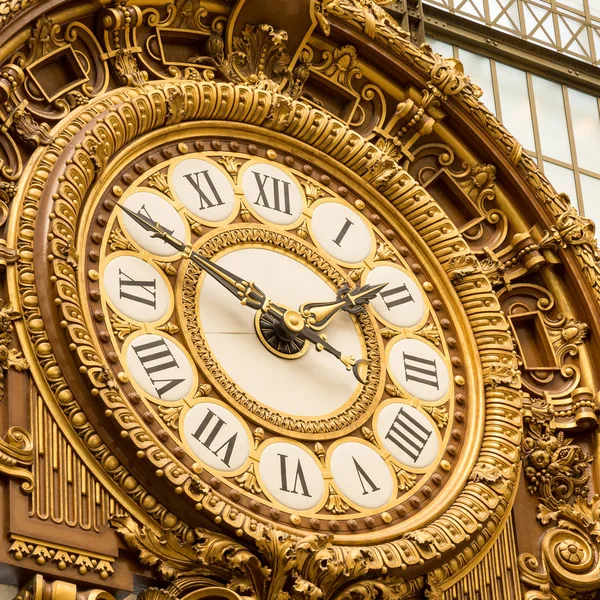 Paris, França, 28 de março de 2017: Relógio de ouro do museu DOrsay.O Musee dOrsay é um museu em Paris, na margem esquerda do Sena — Fotografia de Stock