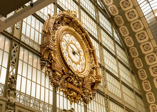 巴黎，法国，2017 年 3 月 31 日︰ Dorsay.The 博物馆奥赛博物馆的金色时钟是在巴黎，塞纳河左岸的一座博物馆 — 图库照片