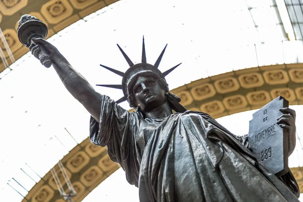 Париж, Франция, 28 марта 2017: Бронзовая копия статуи Свободы французского скульптора Бартольди стоит в музее Орсе, Париж, Франция — стоковое фото