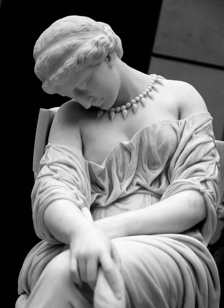 Cabeza de mármol blanco de mujer joven — Foto de Stock