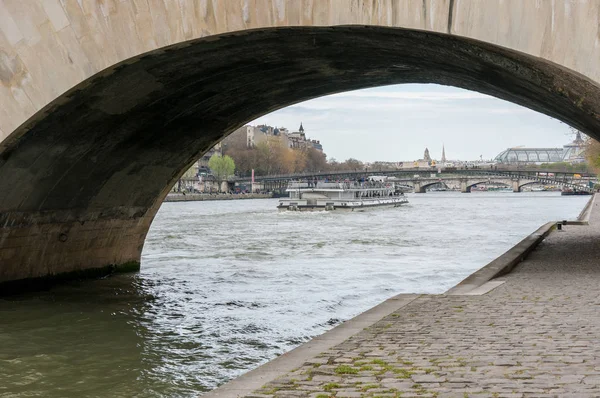 Uitzicht op de rivier de seine in Parijs — Stockfoto