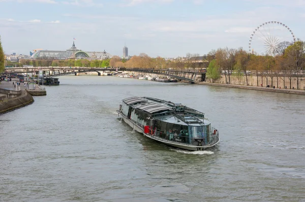 在巴黎塞纳河的视图 — 图库照片