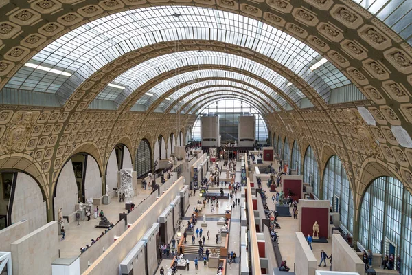 Paříž, Francie, 28 březen 2017: Interiér Musée dorsay. Je umístěna v bývalém Gare dorsay, Beaux-Arts železniční stanice postavena v letech 1898 a 1900 — Stock fotografie