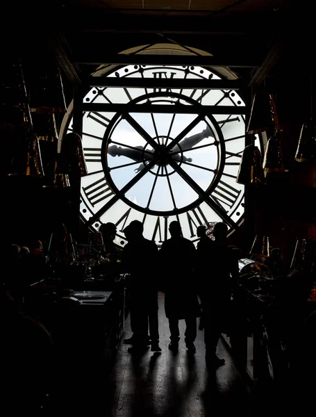 オルセー美術館の中二人が時計の横に立つ大きな時計があると — ストック写真