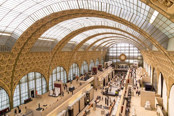 Paříž, Francie, 28 březen 2017: Interiér Musée dorsay dne 12. září 2015 v Paříži. Je umístěna v bývalém Gare dorsay, Beaux-Arts železniční stanice postavena v letech 1898 a 1900 — Stock fotografie