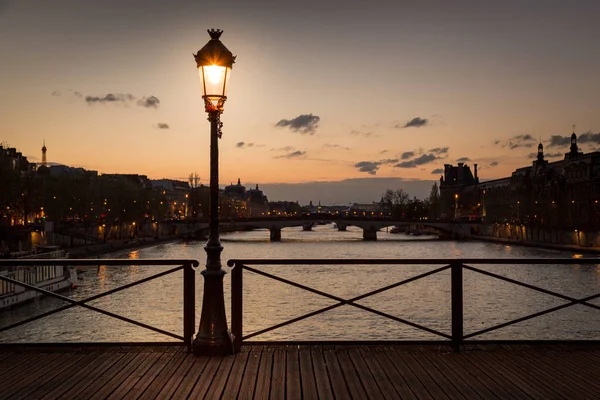 Lampy uliczne Pont des arts w nocy, Paryż — Zdjęcie stockowe