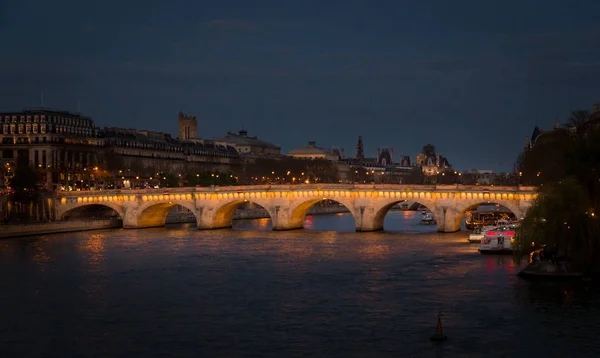 Parigi, 28 marzo 2017: veduta di Pont Neuf a Parigi il 7 marzo 2013. Pont Neuf è il più antico ponte in piedi attraverso la Senna e la prima pietra nella costruzione di ponti fu posata nel 1578 — Foto Stock