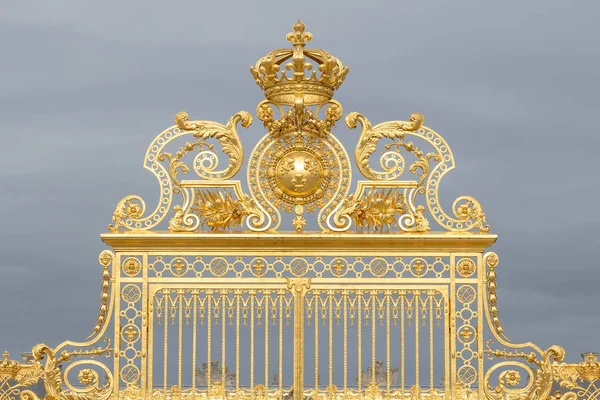 The golden gate of the Palace of Versailles, or Chateau de Versailles, or simply Versailles, in France — Stock Photo, Image