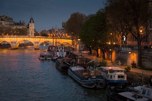 Paris, Fransa, 28 Şubat 2017: Gece, Fransa Paris şehir seine Nehri'nin waterfront Paris Seine Nehri — Stok fotoğraf