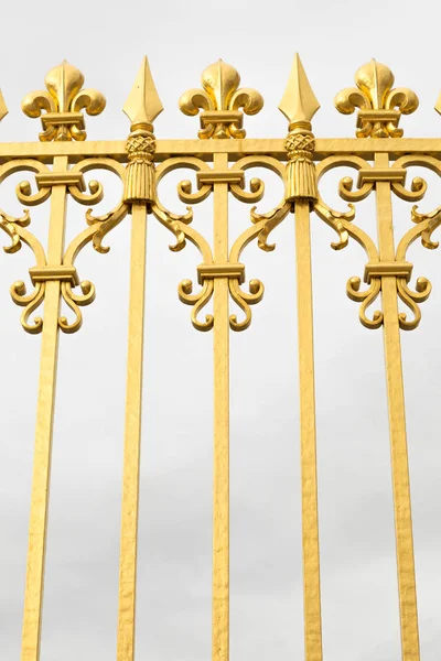 The golden gate of the Palace of Versailles, or Chateau de Versailles, or simply Versailles, in France — Stock Photo, Image