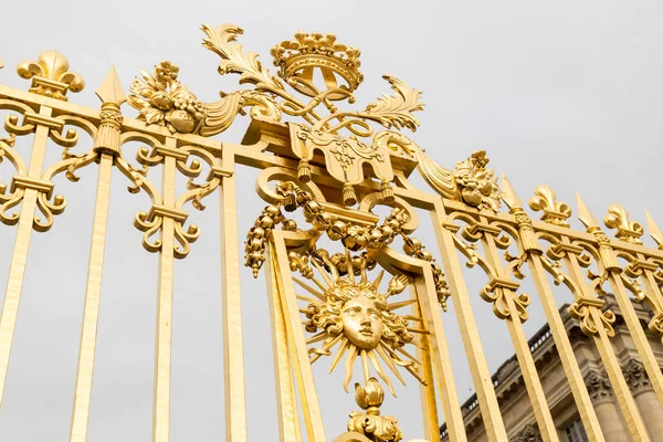 O portão dourado do Palácio de Versalhes, ou Château de Versalhes, ou simplesmente Versalhes, na França — Fotografia de Stock