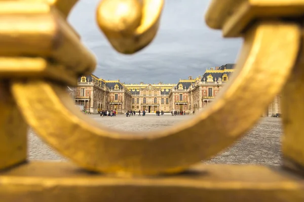 La puerta dorada del Palacio de Versalles, o Chateau de Versalles, o simplemente Versalles, en Francia — Foto de Stock