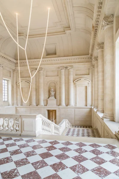 大厅和楼梯的凡尔赛宫酒店 — 图库照片