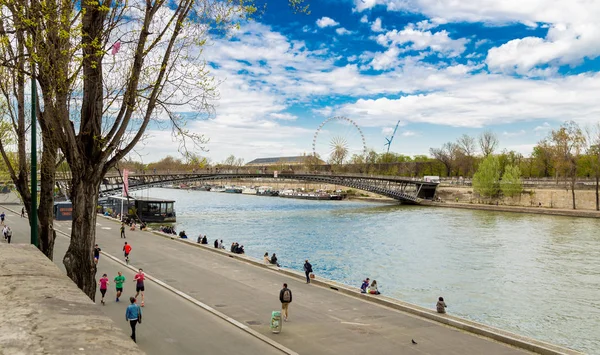Paris, Fransa, 28 Şubat 2017: Paris'te Seine Nehri görünümünü — Stok fotoğraf