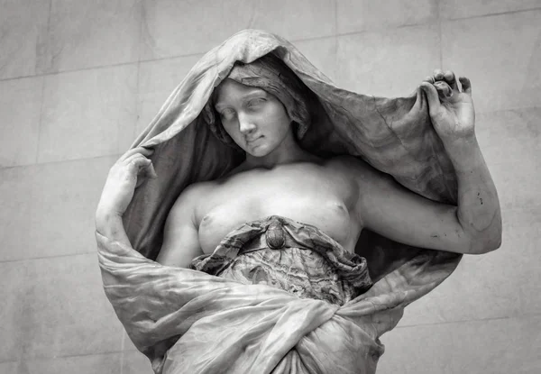 Statua in marmo bianco di giovane donna nuda — Foto Stock