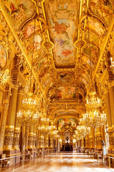 Intérieur de l'Opéra Garnier à Paris beau plafond — Photo