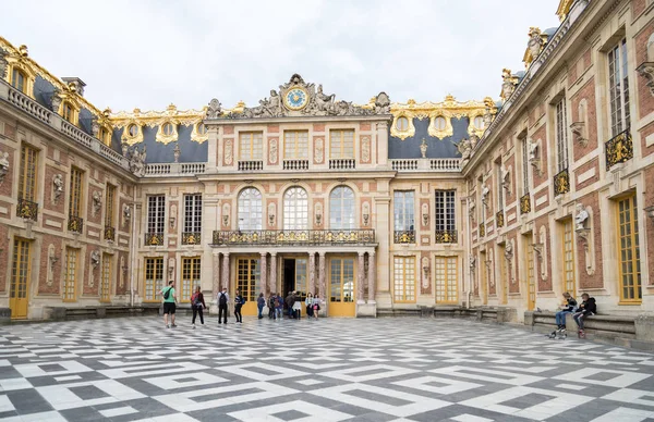 París, Francia, 28 de marzo de 2017: Entrada principal con los turistas en el Palacio de Versalles. Versalles —  Fotos de Stock