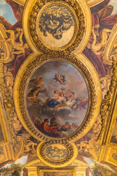 Paris, França, 28 de março de 2017: Pintura de teto na sala de Hércules do Castelo Real de Versalhes, no Palácio de Versalhes, perto de Paris, França — Fotografia de Stock