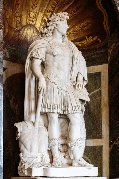 Statue von König Louis xiv im Schloss von Versailles — Stockfoto