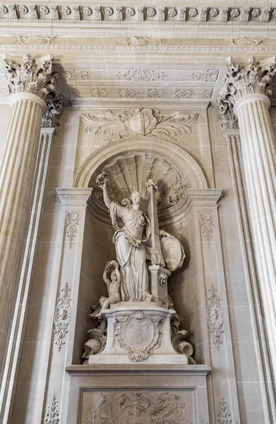 Женская мраморная статуя в Версальском дворце — стоковое фото