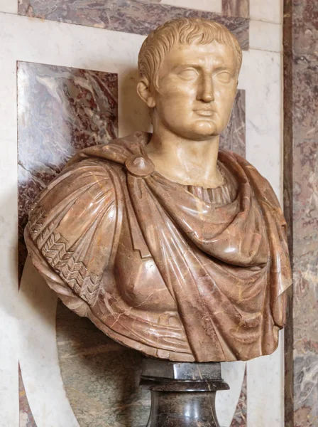 Versailles mirror room,a bust of the king — Stock Photo, Image