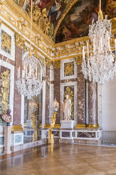 Paris, França, 28 de março de 2017: Mirrors hall of Versailles Chateau. França — Fotografia de Stock