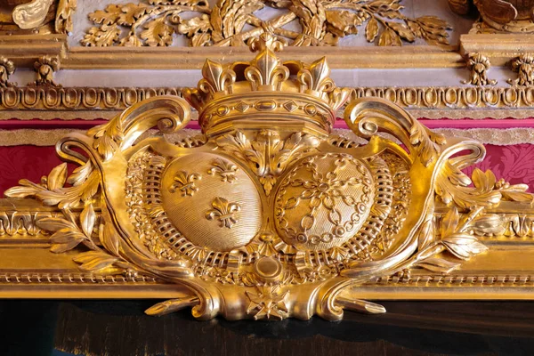 Paris, França, 28 de março de 2017: Château Real do teto de ouro no Palácio de Versalhes, perto de Paris — Fotografia de Stock