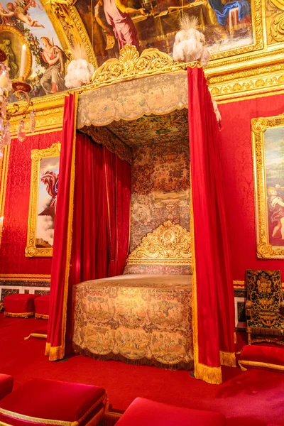 Paris, Frankrike, mars 28 2017: vid röd säng-kammare i slottet i Versailles utanför Paris — Stockfoto